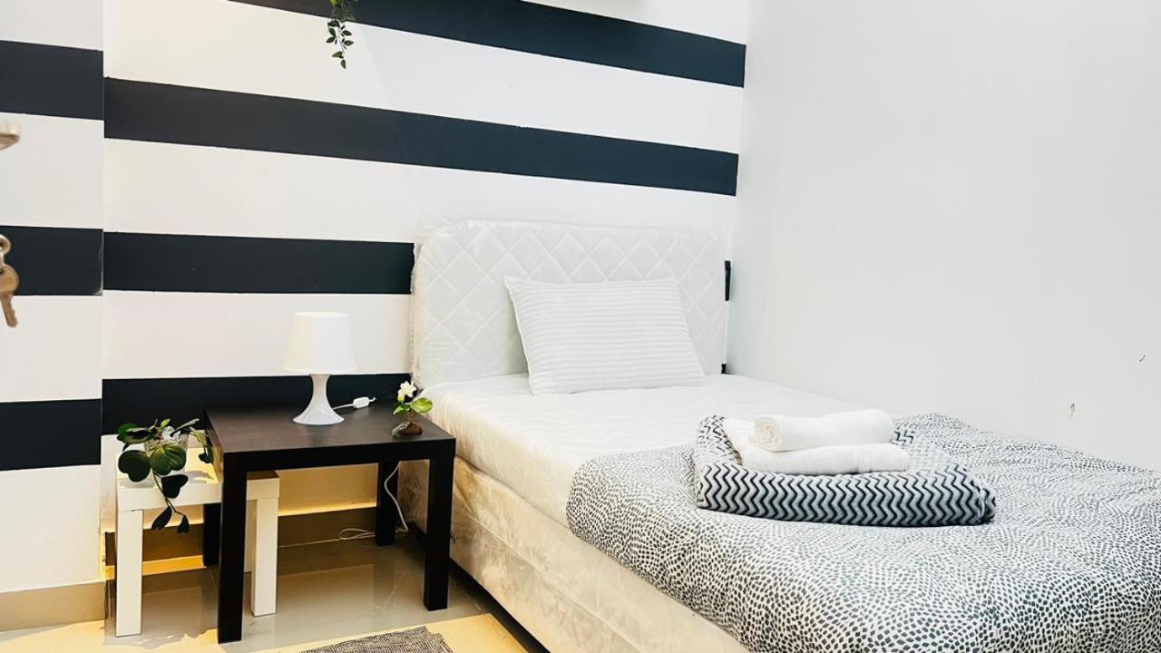 Fashion Partition Near Mall Of The Emirates Проживання в сім'ї